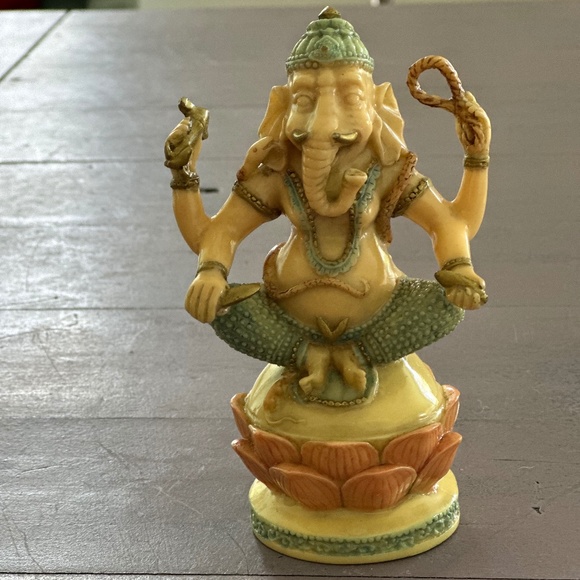 Ganesh Feux Ivory (resin)  Statue - Picture 1 of 6